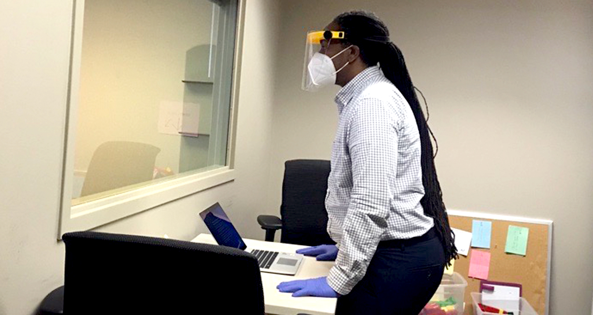 Mental health therapist providing therapy during COVID